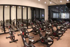 전면 거울과 야경 뷰가 어우러진 프리미엄 스피닝룸